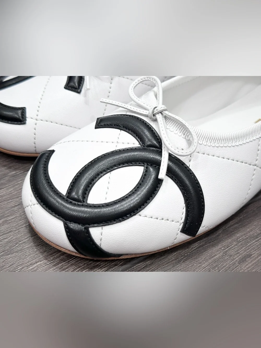NEW CHANEL CAMBON WHITE QUILTED LEATHER FLATS WITH LARGE BLACK CC LOGO size 38.5 - Picture 8 of 16